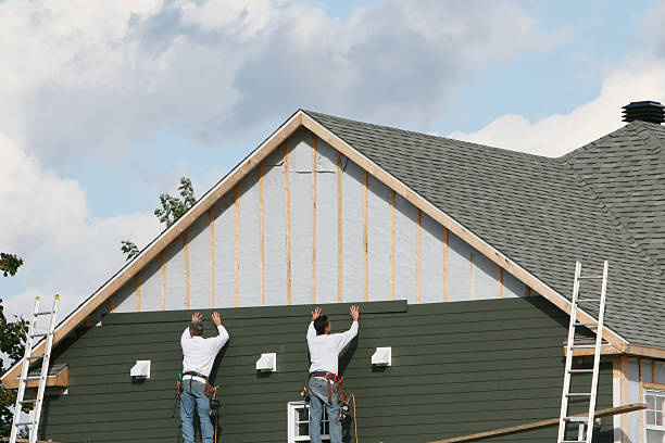 Professional Siding Contractor technician working in Midlothian, IL